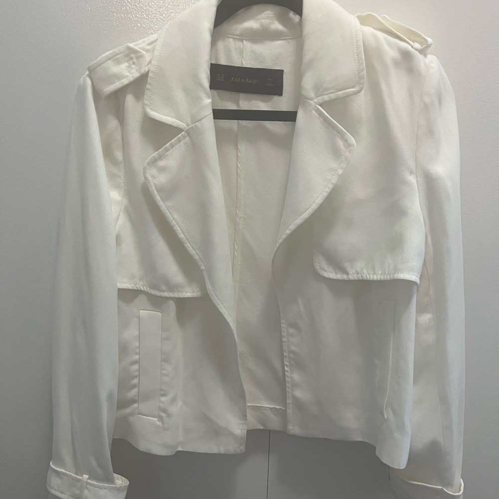 Super chic white Zara jacket with cute detailing. Never worn, no tags. Size M.